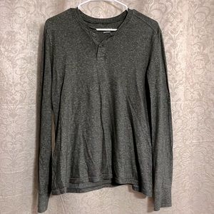 Mens long sleeve Henley. Dark green. Size small.